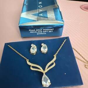 Avon 2008 Pear Drop Pendant Necklace and Earring Goldtone Gift Set
